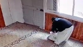 Gece saklandığı camide kadın kılığına girip hırsızlık yaptı