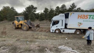Gece yoldan çıkan ve çamura saplanan tır gündüz dozerle kurtarıldı