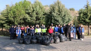 Gönüllü gençler ve jandarmadan çevre temizliği farkındalığı