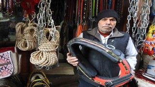 Göz rahatsızlığı nedeniyle başladığı mesleğini severek yapıyor