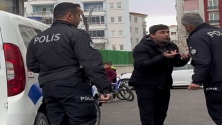 Gözaltına alınmak istenen şahıs, “Beni döv” diye polis memuruna yalvardı
