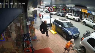 Güngörende binanın çökme anı kameraya yansıdı, vatandaşlar ve oradaki bir kedi böyle kaçtı