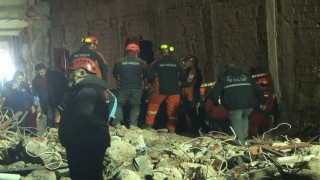 Güngörende çöken binada enkaz altında kalan işçiye ulaşıldı