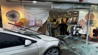 Güngörende kontrolden çıkan otomobil mağazaya daldı