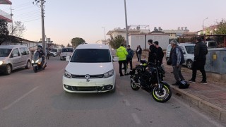 Hafif ticari araçla motosikletin çarpıştığı kazada motosikletli yaralandı
