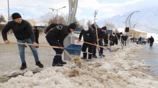 Hakkaride 55 kişilik kar ve buz timi görev başında