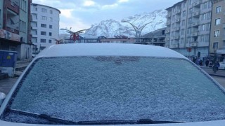 Hakkaride araçların camlarını buz tuttu