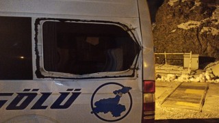 Hakkaride minibüsün üzerine kaya parçası düştü: 12 yaşındaki çocuk ağır yaralandı