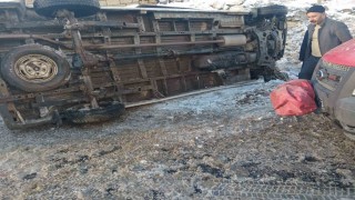 Hakkaride öğretmen servisi devrildi: 12 yaralı