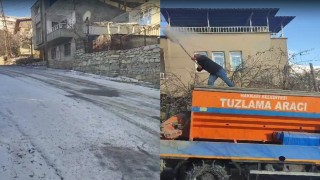 Hakkaride yollar buz kesti, tuzlama çalışması başlatıldı