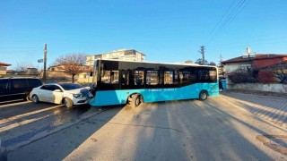 Halk otobüsü ile otomobil çarpıştı: 7 yaralı