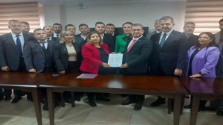Haluk Laçin ve yönetimi mazbatalarını alarak göreve başladı