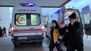 Hapşıran sürücü kontrolü kaybedince araç duvara çarptı: 2 yaralı
