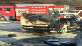 Hastane otoparkında yanan otomobil küle döndü