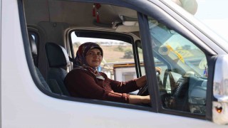 Hatayda 4 çocuk annesi şoför Ayşe, 14 yıldır direksiyon sallayarak ekmek parasını kazanıyor
