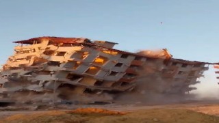 Hatayda 8 katlı binanın yerle bir olduğu anlar kamerada