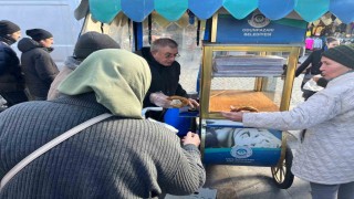 Hayırsever vatandaş 500 simidi bedava dağıttırdı