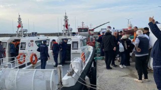 Heyelan bölgesindeki vatandaşlar Sahil Güvenlik ve balıkçı tekneleri ile taşındı