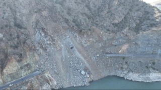 Heyelanın kapattığı yol trafiğe açılıyor
