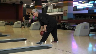 Huzurevi sakinleri bowling ile eğlendi
