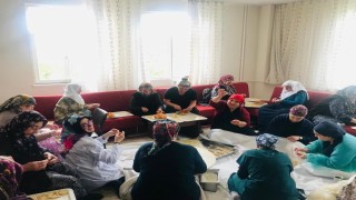 Huzurevi sakinleri lahana sarıp mantı sıktı