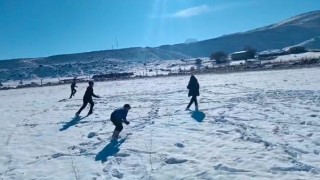 Iğdırda kar yağışı sonrası çocuklar eğlenceli anlar yaşadı