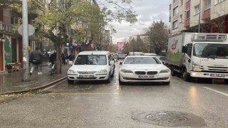 İkinci sıraya park edilen araçlar trafiğin sıkışmasına neden oluyor
