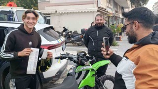 İlk kez ceza yedi, ceza makbuzuyla hatıra fotoğrafı çektirdi