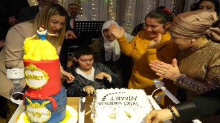İlk kez doğum günü kutlayan engelli gencin hayali gerçek oldu: Pasta keserken gözyaşlarını tutamadı
