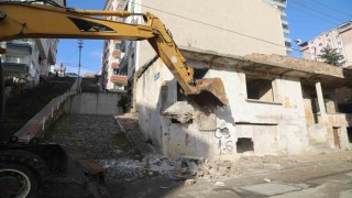 İlkadımda metruk binalar yakılıyor