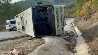 İlkokul öğrencilerini taşıyan midibüs devrildi: 7 öğrenci, 2 öğretmen ve şoför yaralandı