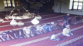 İmamın yanında namaz kılan Down sendromlu çocuğa müftüden hediye