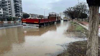 İncirliovada karayolu göle döndü