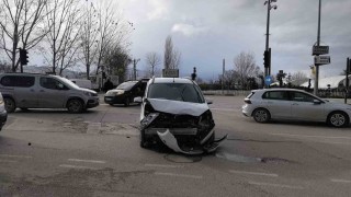 İnegölde araçlar çarpıştı: 1i çocuk 2 yaralı