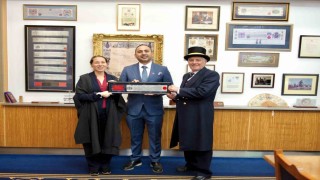 İngilterede bir Türk iş insanına “Freeman Onur Ödülü” verildi