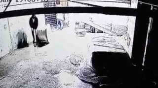 İnşaatçı gibi giyinip 500 Bin TLlik kablo çaldılar, o anlar kamerada