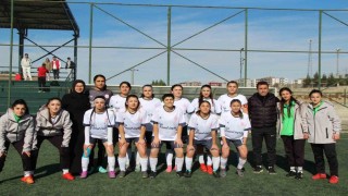 İş insanı Salih Karakaya, Ağrı Kadın Futbol Takımına forma sponsoru oldu