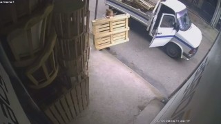 İş yeri önündeki paletleri kamyonete yükleyip kaçan 2 kişi kameraya yakalandı