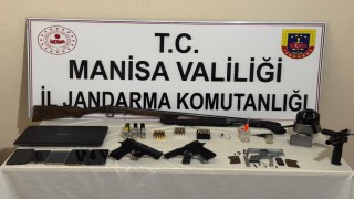 İş yerine çok sayıda silah ve mühimmat ele geçirildi