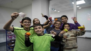İşletmecisi olmayan okul kantininde öğrenciler alışveriş yaparken güven ve dürüstlük kavramlarını öğreniyor