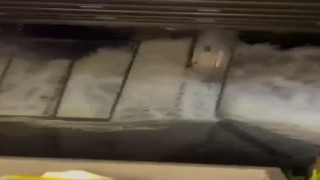 İşletmenin camlarını patlatan dalgalar kameralarda