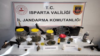 Ispartada 3 eve uyuşturucu baskını
