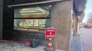 Ispartada kuyumcudaki soygun girişimi cama takıldı