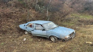 Ispartada şarampole yuvarlanan Tofaş otomobildeki 2 kişi yaralandı