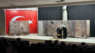 İsrailin zulmü tiyatro sahnesinde anlatıldı