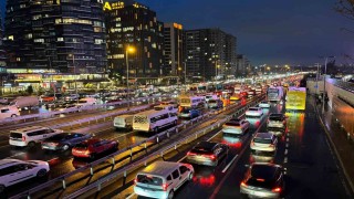 İstanbulda mesainin son gününde trafik yüzde 90 oldu