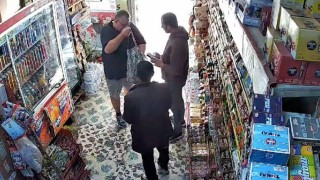 İşyeri sahibi namaz kılarken Alman turist çantasını doldurdu