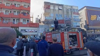 İtfaiye ekipleri ev yangınına balkondan girerek müdahale etti