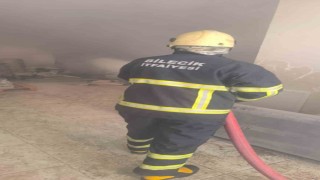 İtfaiye merdiveni yetişmeyince canla başla ellerindeki hortumla 14 kat koştular