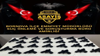 İzmir polisi, şüphelinin zula ev oyununu bozdu: 26 tabanca ele geçirildi